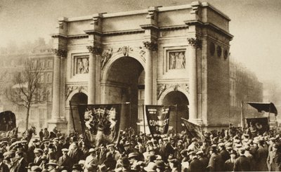 Polizia a cavallo scorta una processione di comunisti che passa per Marble Arch da English Photographer